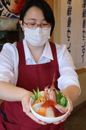 新鮮なマグロやエビの海鮮ネタが載るえちごん亭の彩海鮮丼＝柏崎市笠島