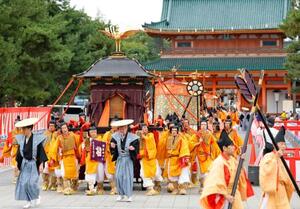平安神宮を出発する「時代祭」の神幸列=22日午前、京都市左京区