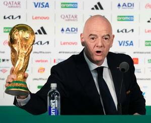 サッカーW杯北中米3カ国大会の開幕を前に、記者会見するFIFAのインファンティノ会長=10日、メキシコ市(共同)