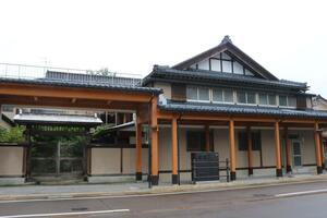 売却先の公募が始まった「旧生田屋」=9月2日、加茂市新町2