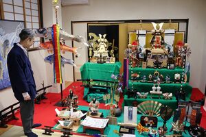 勇ましいよろい飾りが並ぶ五月人形展＝新潟市秋葉区