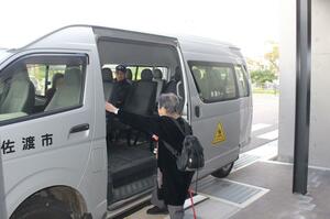 利用が多い内海府線の市営コミュニティーバス。両津病院への交通手段として活用されている=佐渡市梅津