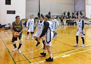 白熱したプレーが展開された交歓大会＝村上市岩沢