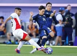 日本-パラグアイ 前半、競り合う三戸(右)=ボルドー(共同)