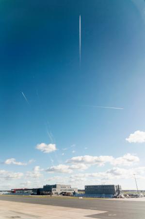 　ドイツ・フランクフルトの空港上空に伸びる飛行機雲＝２０２５年１０月（共同）