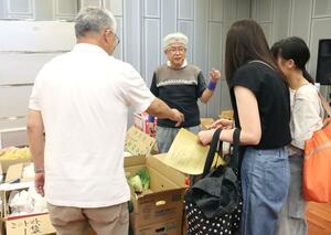 ひとり親世帯を対象に実施した食料品の配布会=新潟市江南区茅野山3