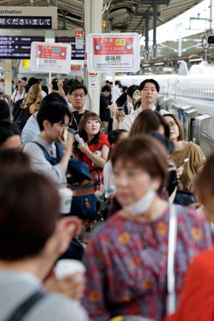 お盆の帰省ラッシュが本格的に始まり、混雑するJR東京駅の新幹線ホーム=9日午前