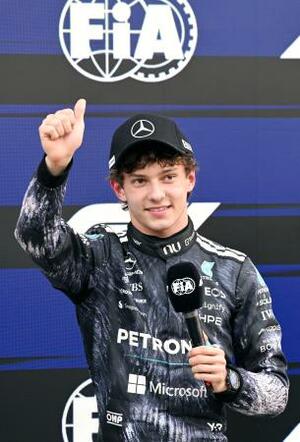 　予選を終え歓声に応えるメルセデスのキミ・アントネッリ。ポールポジションを獲得した＝鈴鹿サーキット