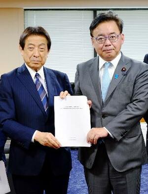　ゲノム医療に関する提言を上野厚労相（右）に手渡す塩崎元厚労相＝２９日午後、東京都千代田区