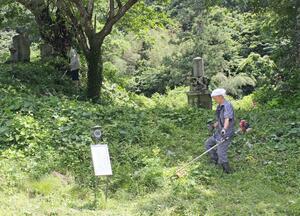 かつての集落境付近を草刈りする笹川集落の住民=佐渡市西三川