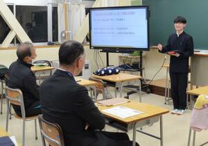 「勉強のやる気」をテーマに学習した成果を発表する津南中等教育学校5年の徳永有汰さん=津南町下船渡