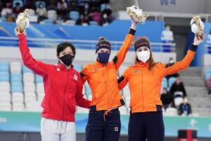 　２０２２年北京五輪のスピードスケート女子１５００メートルの表彰台に上がった（左から）銀メダルの高木美帆、金のイレイン・ブスト、銅のアントワネット・デヨング＝北京