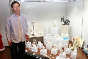 痴娯の家で秋季展を開催している和紙デザイナーの外山武弥さん=柏崎市青海川