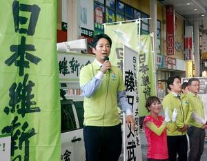 熊本市で街頭演説する日本維新の会の藤田共同代表=5日午後