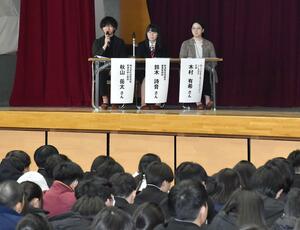 地元で働く魅力などについて語る先輩社会人＝新潟市中央区の新潟商業高