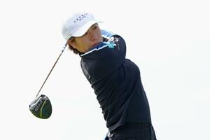 第1ラウンド、5アンダーで首位の岡山絵里=ロイヤルポースコールGC(共同)