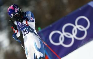 　アルペンスキー女子回転、１回目で途中棄権に終わり、顔をおさえる安藤麻＝１８日、コルティナダンペッツォ（ロイター＝共同）