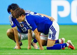 14日のオランダ戦の後半、ピッチに膝をつく久保=ダラス(共同)