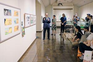 自身の創作の軌跡を紹介する企画展で、ユーモアを交えて作品を解説する松岡達英さん=弥彦村弥彦