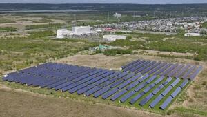 北海道釧路市に設置された太陽光パネル=6月(ドローンから)