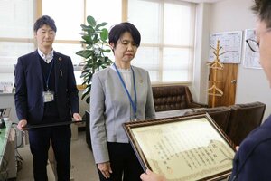 感謝状を受け取る第四北越銀行亀田駅前支店の皆川のぶ子さん(右)ら=江南署