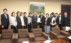 花角英世知事にクマ対策などを求めた「雪椿の会」のメンバーら＝県庁