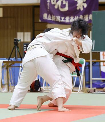 柔道女子団体決勝　新潟第一－開志国際　新潟第一の中堅五十嵐稀空（右）が仕掛ける＝長岡市市民体育館