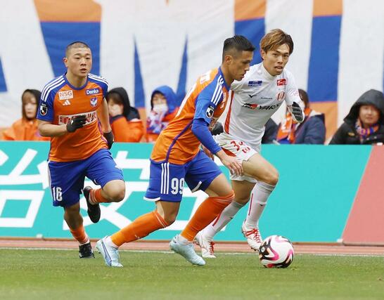 新潟－名古屋　初先発のＦＷ小野裕二＝ビッグスワン