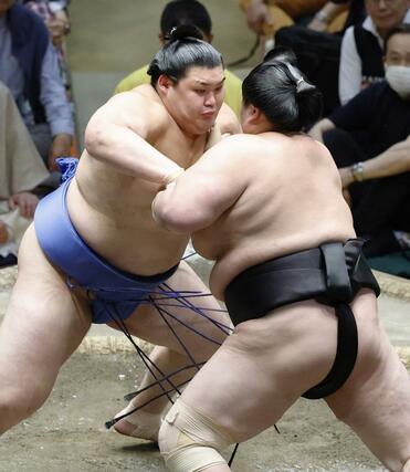 琴桜（右）を攻める大の里。寄り切りで破り、横綱昇進を確実にする優勝を決めた＝両国国技館