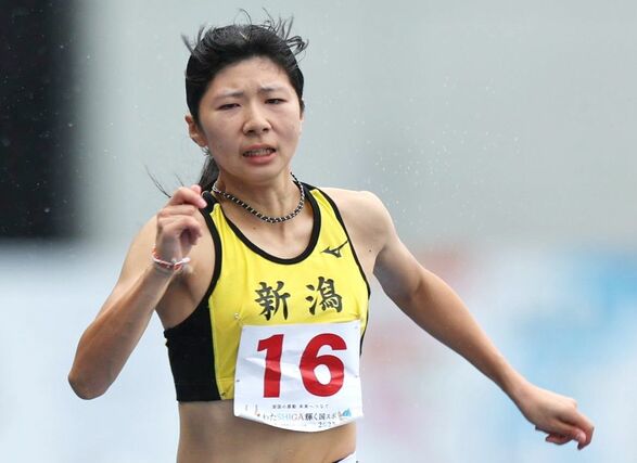少年女子Ａ１００メートル決勝で優勝した秋澤理沙（東京学館高）＝滋賀県彦根市（写真映像部・大橋奎介）