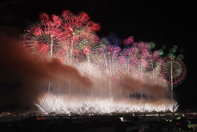 夜空を彩った「復興祈願花火フェニックス」=8月2日午後8時30分ごろ、長岡市