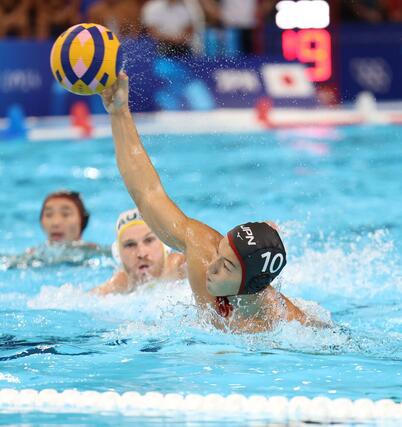 水球男子予選　日本－豪州　第２ピリオド　稲場悠介（ブルボンＫＺ）がシュートを決め５－７＝８月５日、パリ郊外（新潟日報社写真映像部・新井田悠）