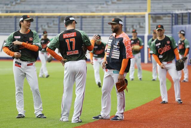 チームメートと会話するエドウィン・エスコバー=21日、エコスタ