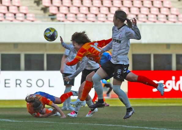 後半、ゴールに飛び込むDF富岡千宙=デンカビッグスワン