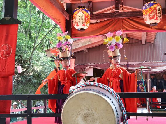 根知山寺の延年で披露された花の舞＝糸魚川市山寺