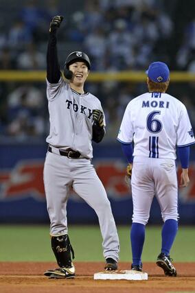ＤｅＮＡ－巨人　７回巨人１死二塁、山﨑伊織が右中間に適時二塁打を放ち２－１。二塁上でガッツポーズ＝エコスタ