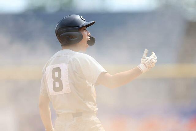 中越－佐渡　６回中越２死一、二塁、和田昂輝の左前適時打が敵失を誘い３－２と逆転。三塁上で喜ぶ＝エコスタ