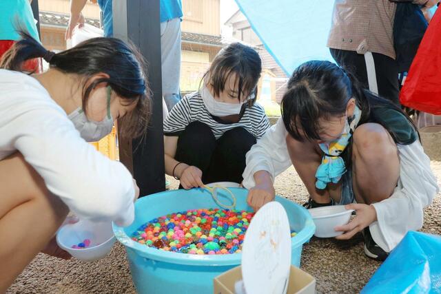 多くの親子連れが集まった縁日のような雰囲気の「出張こども食堂」＝６月３０日、石川県輪島市