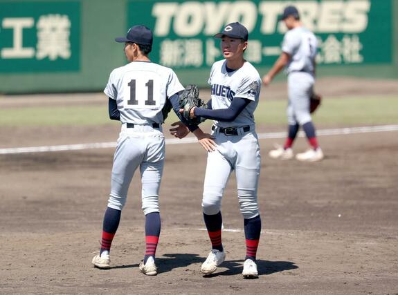 中越－新潟明訓　中越は二回途中で先発丸山隼叶（右）から佐藤飛彩へスイッチ＝長岡市悠久山球場