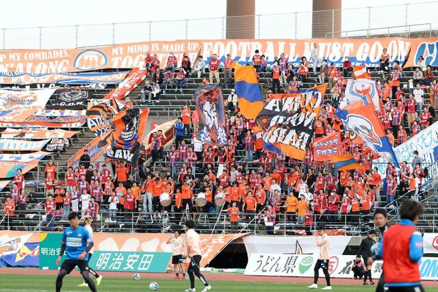 アウェー讃岐戦に駆けつけた新潟サポーター＝香川県丸亀市の四国化成ＭＥＧＬＩＯスタジアム