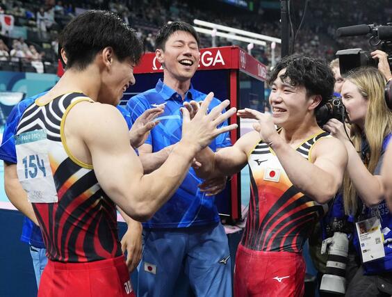 体操男子個人総合で優勝を決め、橋本大輝（左）と喜ぶ岡慎之助（右）＝パリ（共同）