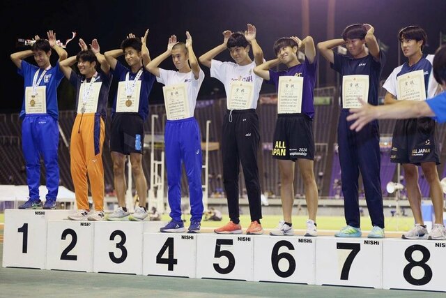 男子三段跳決勝 6位入賞した宮崎悠真(十日町・右から3人目)=7月28日、広島市