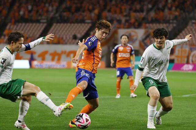 新潟－東京Ｖ　前半、相手ゴール近くで競り合う新潟の長倉幹樹＝２３日、デンカビッグスワン