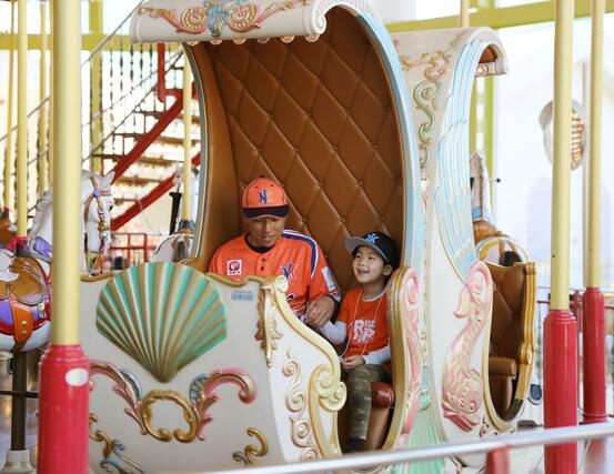 メリーゴーランドでファンと交流するオイシックス新潟アルビレックスＢＣの篠田大聖外野手＝１１月４日、サントピアワールド