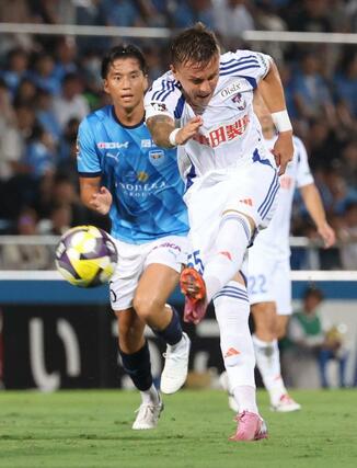 前半、ミドルシュートでゴールを狙う新潟のマテウス・モラエス＝ニッパツ三ツ沢球技場