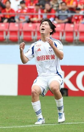 名古屋－新潟　後半、ヘディングシュートを放ったが枠を捉えられず、天を仰ぐＭＦ奥村仁＝３１日、豊田スタジアム