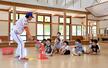 園児たちが投球や打撃を学んだ野球教室＝佐渡市新穂瓜生屋