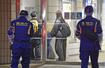 女性が刺された商業施設「サンシャインシティ」に入る警視庁の捜査員＝２６日午後８時２９分、東京・池袋