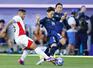 日本－パラグアイ　前半、競り合う三戸（右）＝ボルドー（共同）