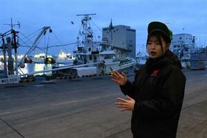 石巻魚市場前の漁港で話す阿部美保さん=2月26日、石巻市